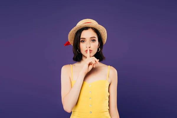Chica en sombrero de paja mostrando shh signo aislado en púrpura - foto de stock