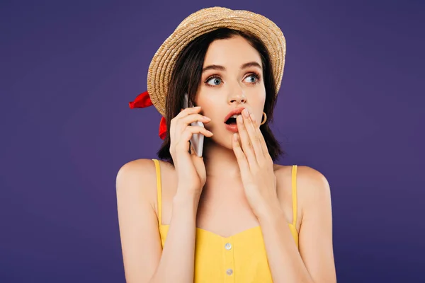 Chocó chica en sombrero de paja hablando en teléfono inteligente aislado en púrpura - foto de stock