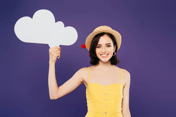 Chica feliz en sombrero de paja sosteniendo vacío burbuja pensamiento blanco aislado en púrpura - foto de stock