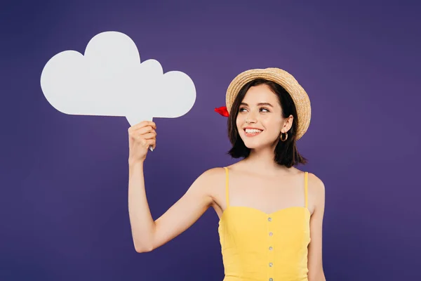 Щаслива дівчина в солом'яному капелюсі дивиться на порожню білу думки бульбашку ізольовано на фіолетовому — стокове фото