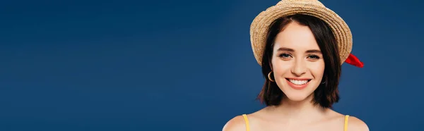 Plano panorámico de chica sonriente feliz en sombrero de paja aislado en azul - foto de stock