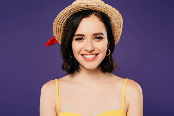 Menina sorridente feliz em chapéu de palha isolado em roxo — Fotografia de Stock