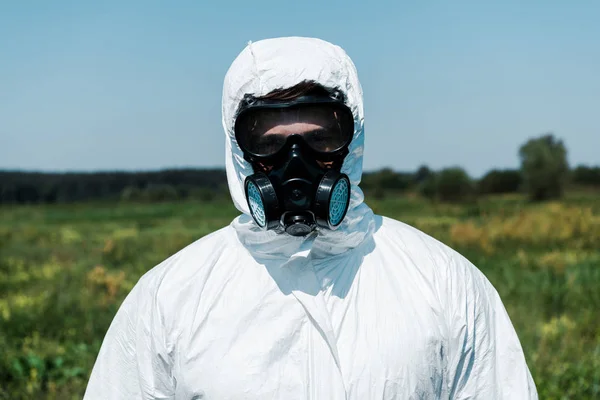 Exterminador en uniforme blanco protector parado afuera - foto de stock