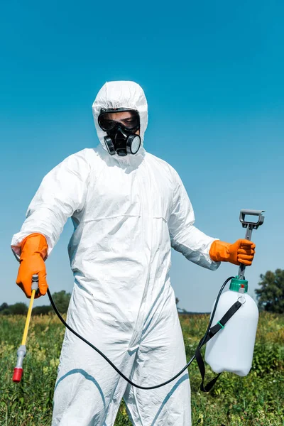 Exterminador em luvas de látex e pulverizador uniforme branco fora — Fotografia de Stock