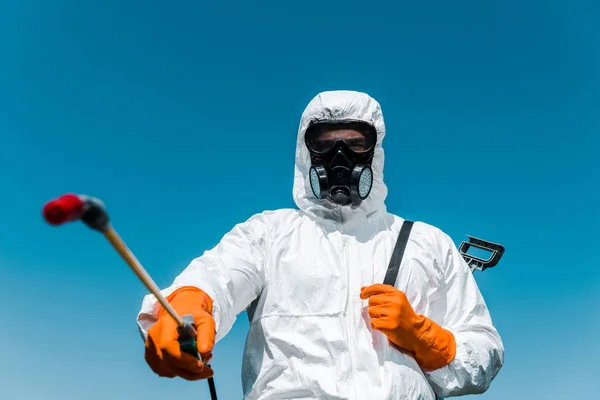 Enfoque selectivo del exterminador en guantes uniformes y de látex que sostienen el aerosol afuera - foto de stock