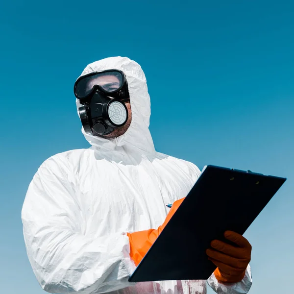 Exterminateur dans un masque de protection tenant presse-papiers — Photo de stock