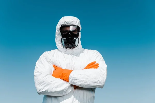 Exterminador en máscara protectora y de pie uniforme con brazos cruzados - foto de stock