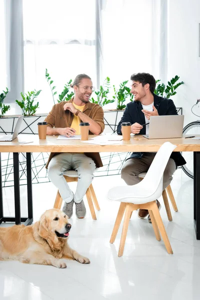 Zwei gut aussehende Freunde, die einander lächelnd anschauen — Stockfoto