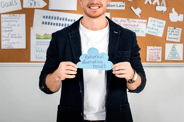 Vue recadrée de l'homme d'affaires en chemise tenant nuage de papier avec externe, observation, lettrage des résultats — Photo de stock