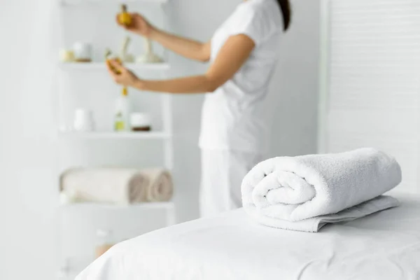 Selective focus of white towel on massage mat in spa — Stock Photo