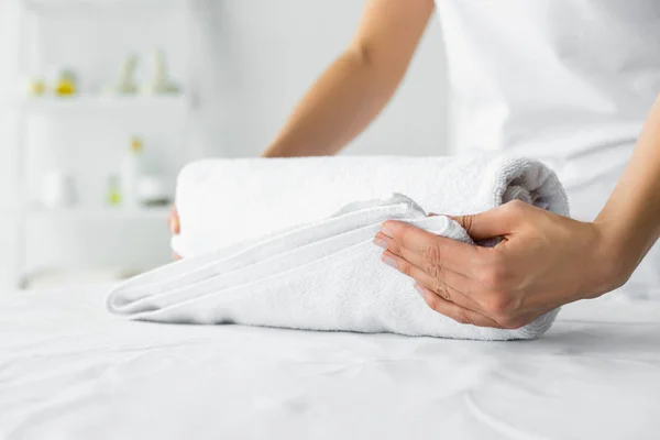 Abgeschnittene Ansicht des Masseurs mit weißem Handtuch im Spa — Stockfoto