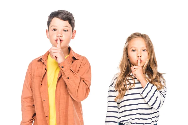 Vue de face de deux enfants montrant des panneaux de silence isolés sur blanc — Photo de stock