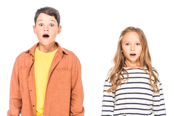 Vue de face des enfants choqués isolés sur blanc — Photo de stock