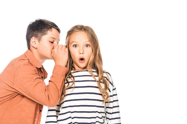 Niño contando secreto a amigo sorprendido aislado en blanco - foto de stock