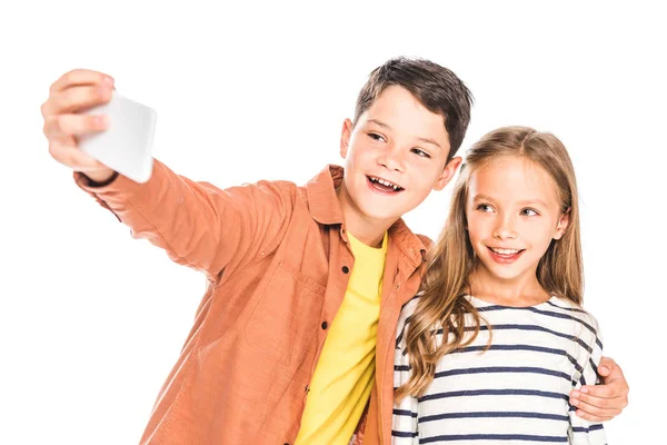 Zwei lächelnde Kinder machen ein Selfie isoliert auf Weiß — Stockfoto