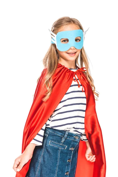 Bambino sorridente in maschera e mantello rosso guardando la fotocamera isolata su bianco — Foto stock