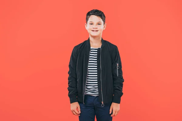 Vue de face de l'enfant souriant en veste isolée sur rouge — Photo de stock