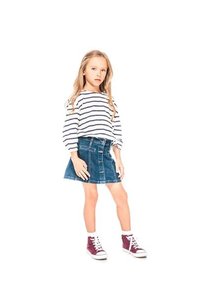 Vista completa de niño en falda de mezclilla aislado en blanco - foto de stock
