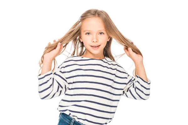 Vista frontal del niño sonriente en traje casual aislado en blanco - foto de stock