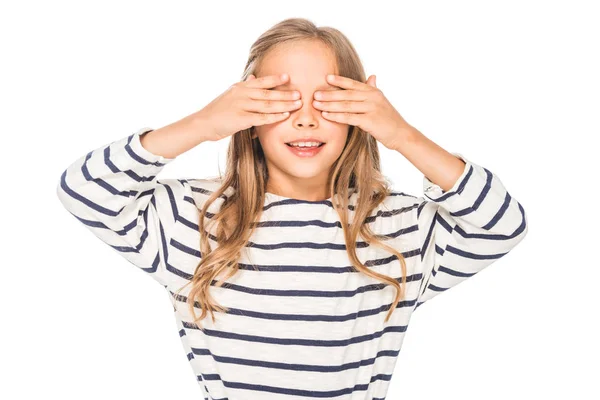 Vue de face de l'enfant souriant couvrant les yeux avec les mains isolées sur blanc — Photo de stock