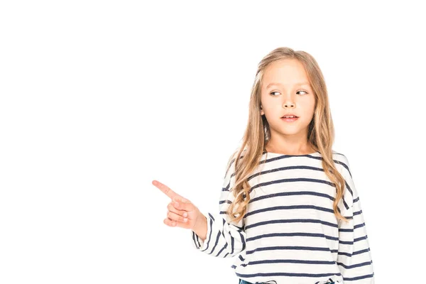 Vista frontale del bambino in abito casual che punta con il dito isolato sul bianco — Foto stock