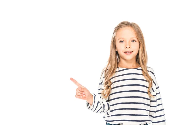 Vista frontale del bambino in abito casual che punta con il dito isolato sul bianco — Foto stock