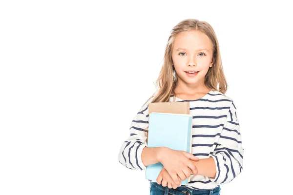 Вид улыбающегося ребенка, держащего книги в изоляции на белом фоне — стоковое фото