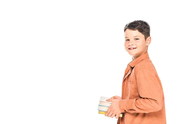 Niño sonriente en camisa sosteniendo libros aislados en blanco - foto de stock