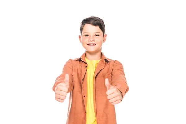 Vista frontal del niño sonriente mostrando los pulgares hacia arriba aislado en blanco - foto de stock