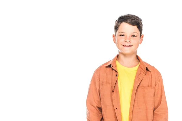 Vista frontal del niño sonriente aislado en blanco - foto de stock