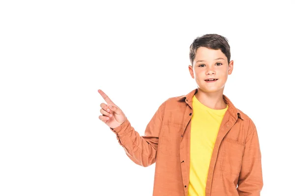 Vista frontal del niño sonriente señalando con el dedo aislado en blanco - foto de stock