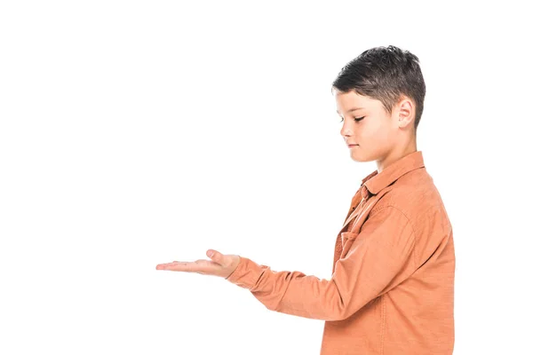 Vista lateral del niño en camisa sosteniendo la mano hacia arriba aislado en blanco - foto de stock