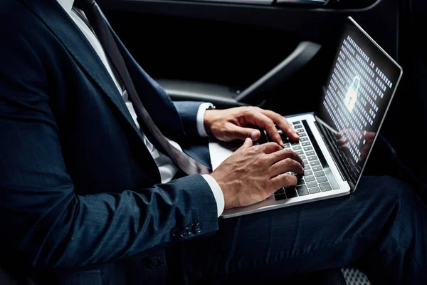 Vista parcial del hombre de negocios afroamericano utilizando el ordenador portátil con ilustración gdpr en el coche - foto de stock