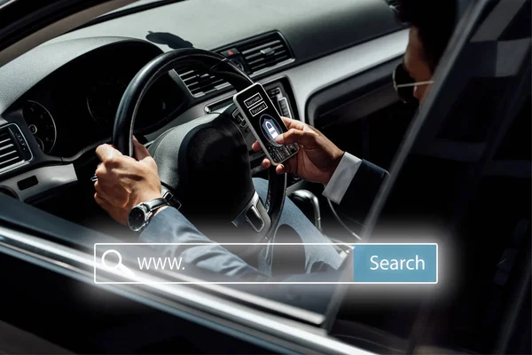 Hombre de negocios afroamericano en traje y gafas de sol de conducción de coches y el uso de teléfonos inteligentes con seguridad en Internet y barra de búsqueda ilustración - foto de stock