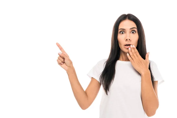 Mujer conmocionada señalando con el dedo aislado en blanco - foto de stock