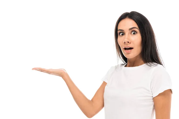 Belle et surprise femme pointant avec la main tout en regardant la caméra isolée sur blanc — Photo de stock