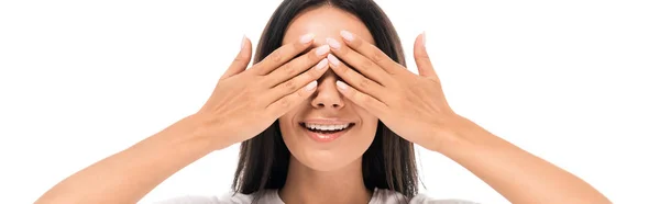 Panoramaaufnahme einer glücklichen jungen Frau, die die Augen isoliert auf Weiß bedeckt — Stockfoto