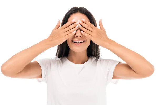 Glückliche junge Frau bedeckt Augen isoliert auf weiß — Stockfoto