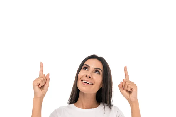 Femme heureuse regardant vers le haut et pointant avec les doigts isolés sur blanc — Photo de stock