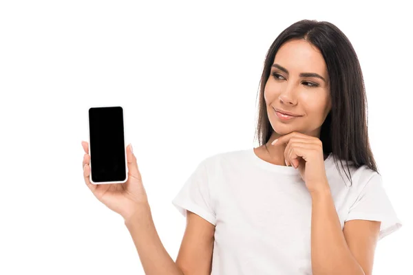 Mulher bonita olhando para smartphone com tela em branco isolado no branco — Fotografia de Stock