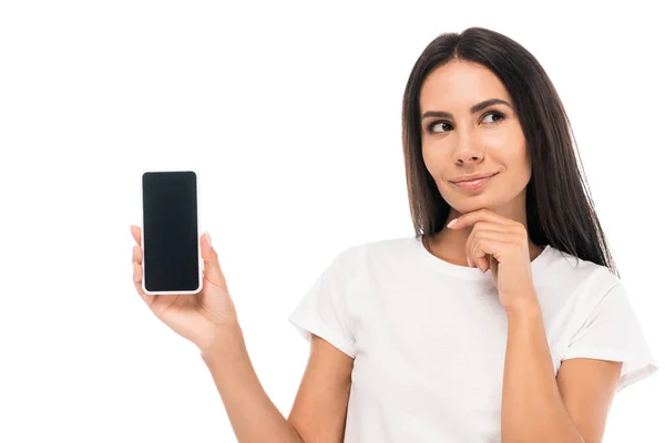 Bonita mujer sosteniendo teléfono inteligente con pantalla en blanco aislado en blanco - foto de stock