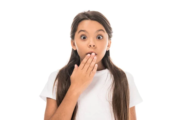 Schockiertes Kind bedeckt Mund isoliert auf weiß — Stockfoto