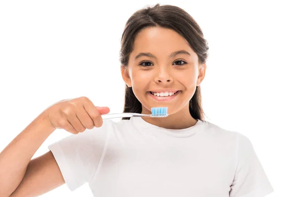 Enfant heureux tenant la brosse à dents isolée sur blanc — Photo de stock