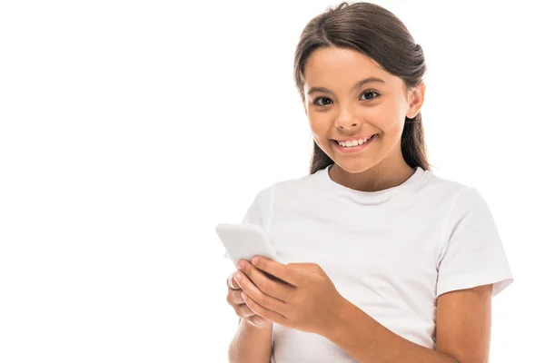 Niño feliz usando teléfono inteligente aislado en blanco - foto de stock