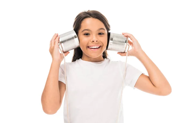 Garoto feliz segurando latas perto de orelhas isoladas em branco — Fotografia de Stock