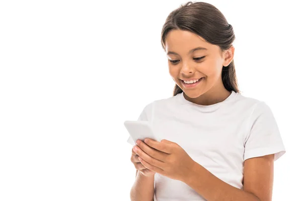 Enfant heureux en utilisant smartphone isolé sur blanc — Photo de stock