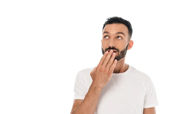 Sorprendido hombre cubriendo boca aislado en blanco - foto de stock