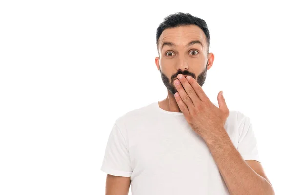 Chocado jovem homem cobrindo boca isolado no branco — Fotografia de Stock