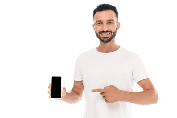Homme heureux pointant du doigt le smartphone avec écran blanc isolé sur blanc — Photo de stock