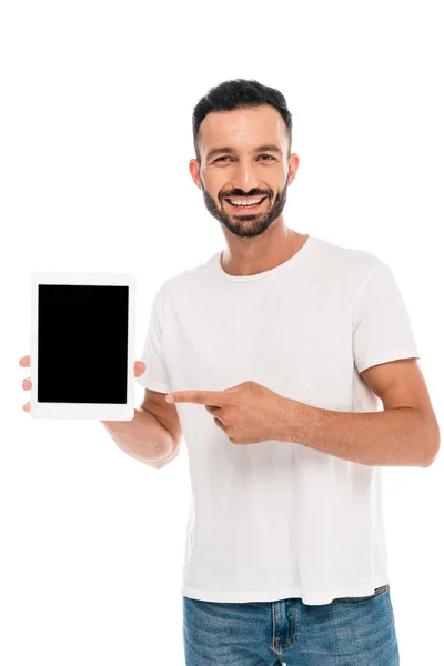 Uomo barbuto sorridente che punta con il dito al tablet digitale con schermo bianco isolato su bianco — Foto stock